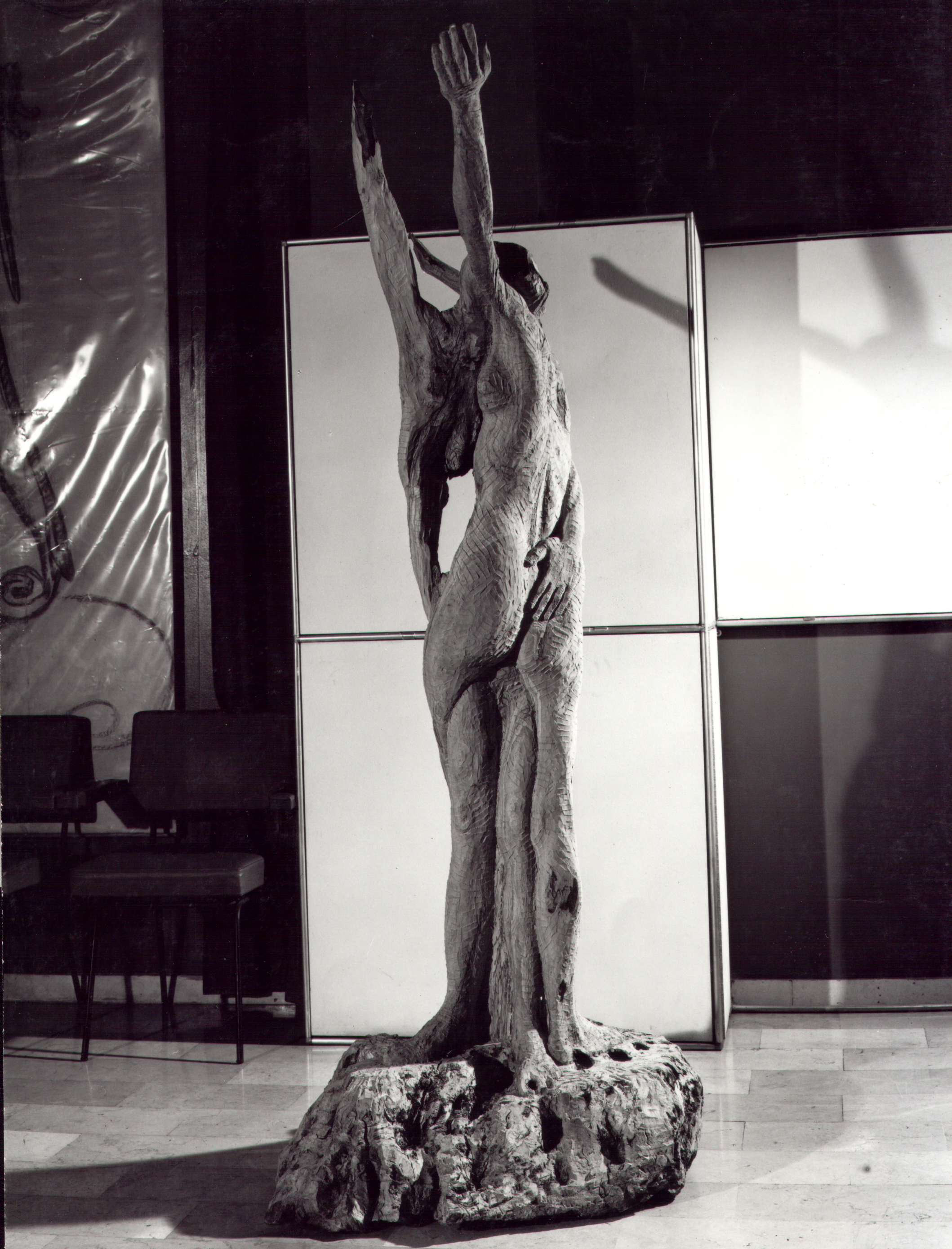 Scultura in legno, abbraccio tra due figure