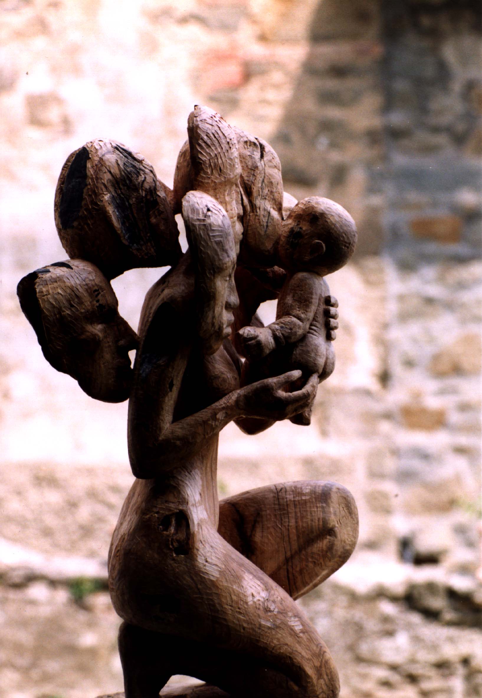 Gruppo scultoreo, figure intrecciate in un abbraccio collettivo