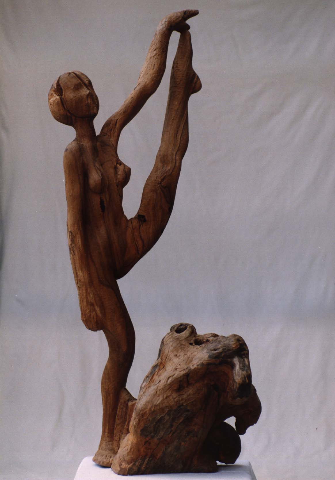 Scultura di ballerina in equilibrio, linea slanciata