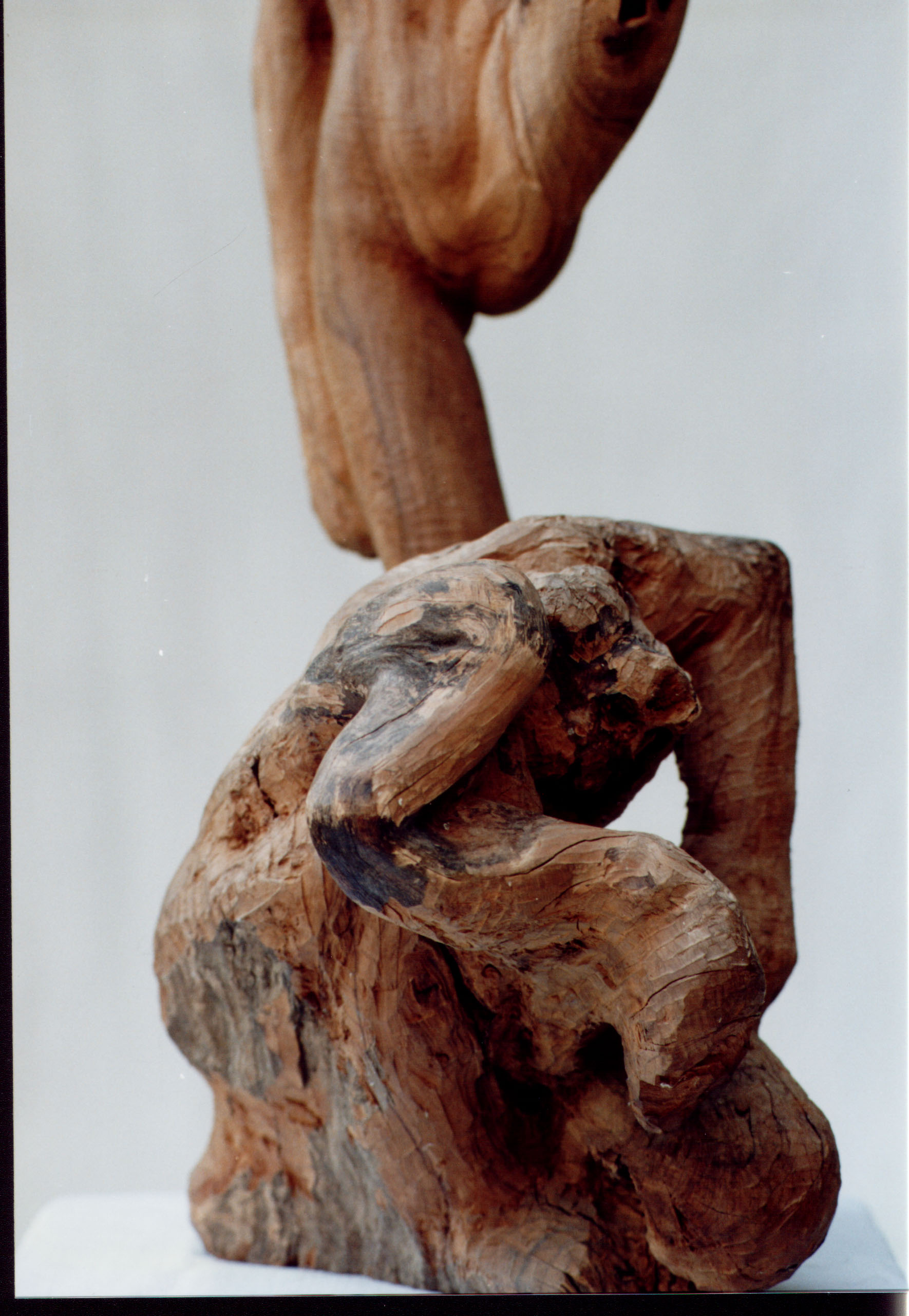 Dettaglio delle gambe e dei piedi di una ballerina scolpita