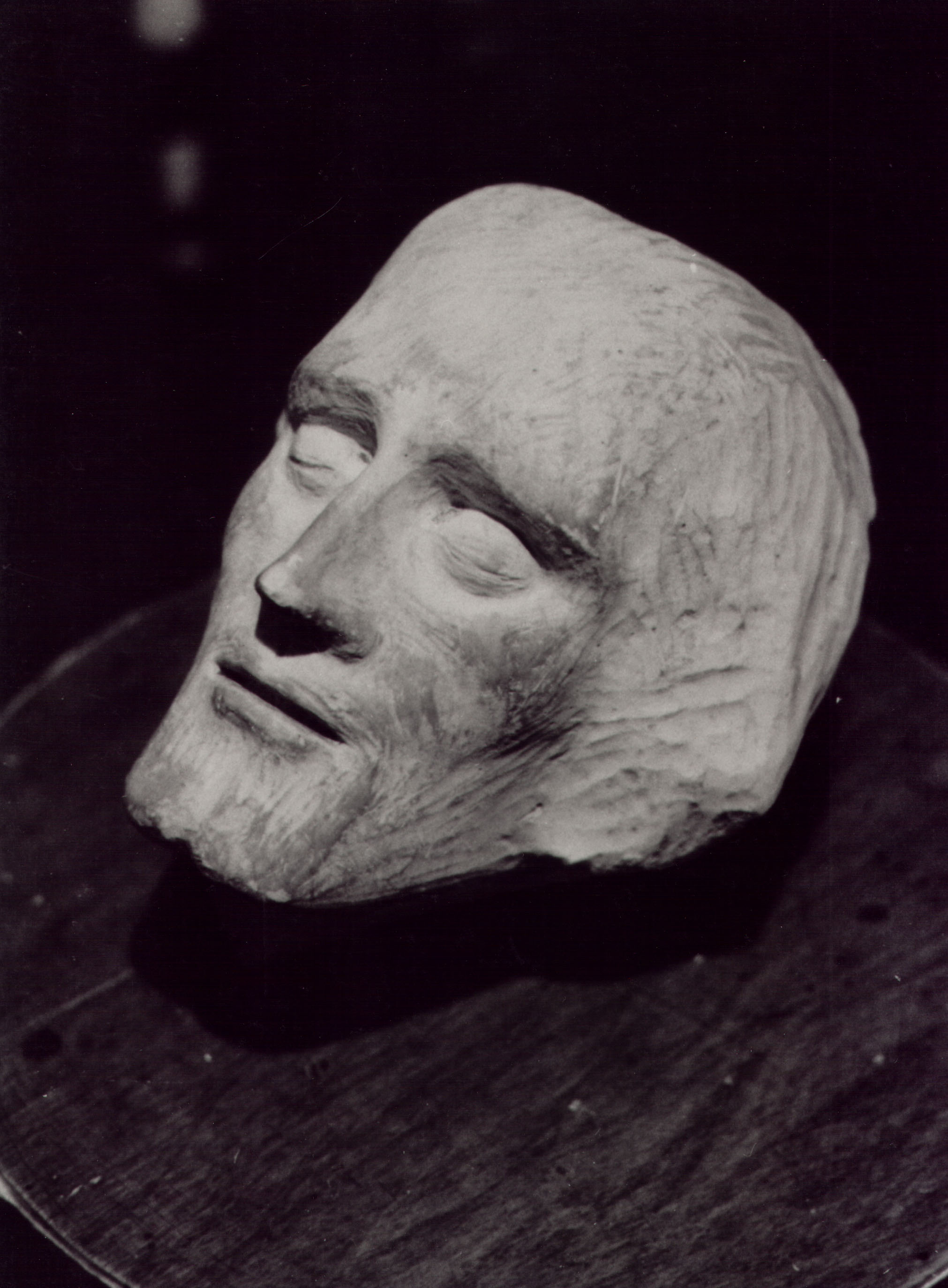 Testa scolpita di Cristo, espressione intensa