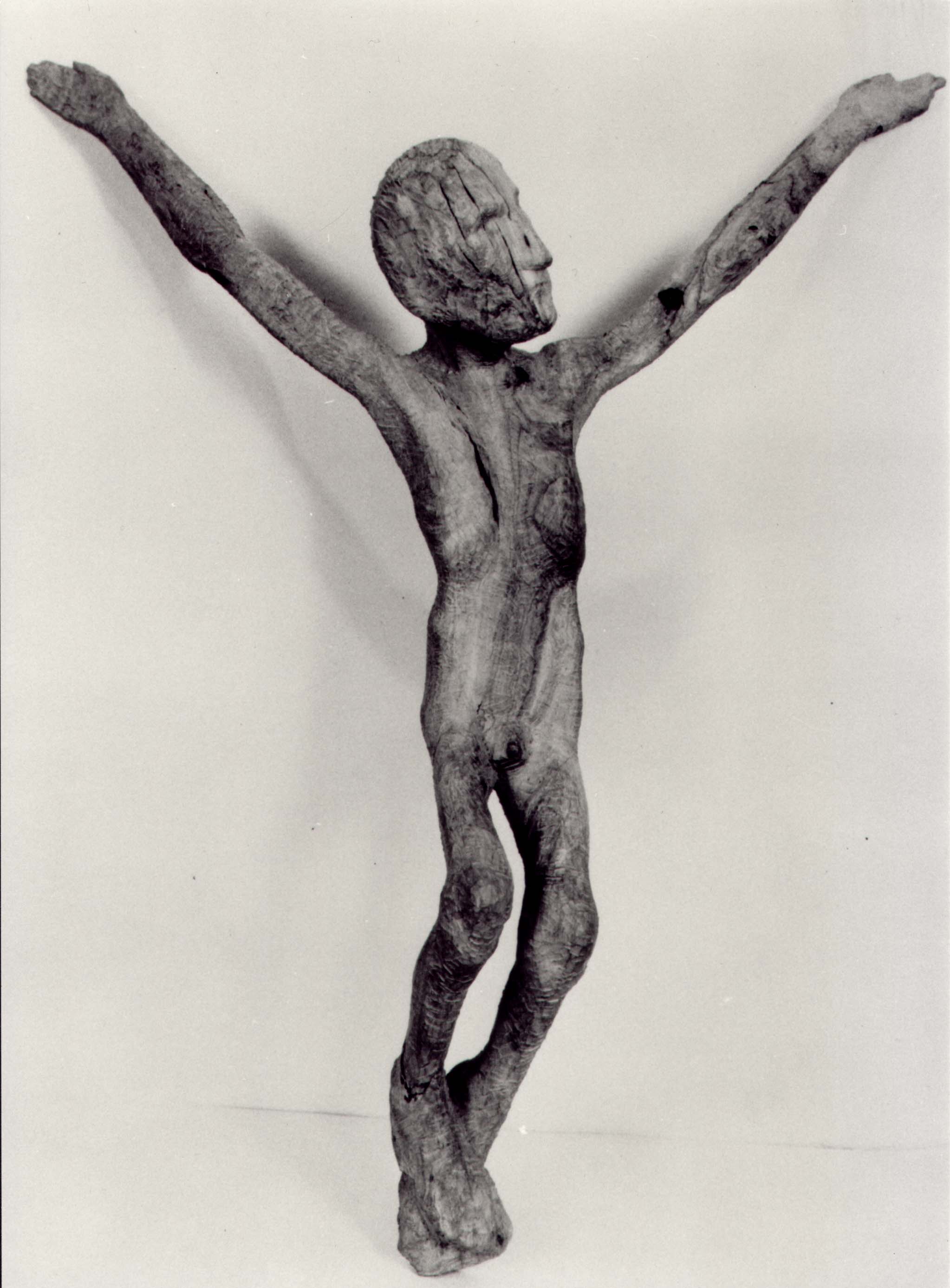 Crocifissione in legno, figura allungata