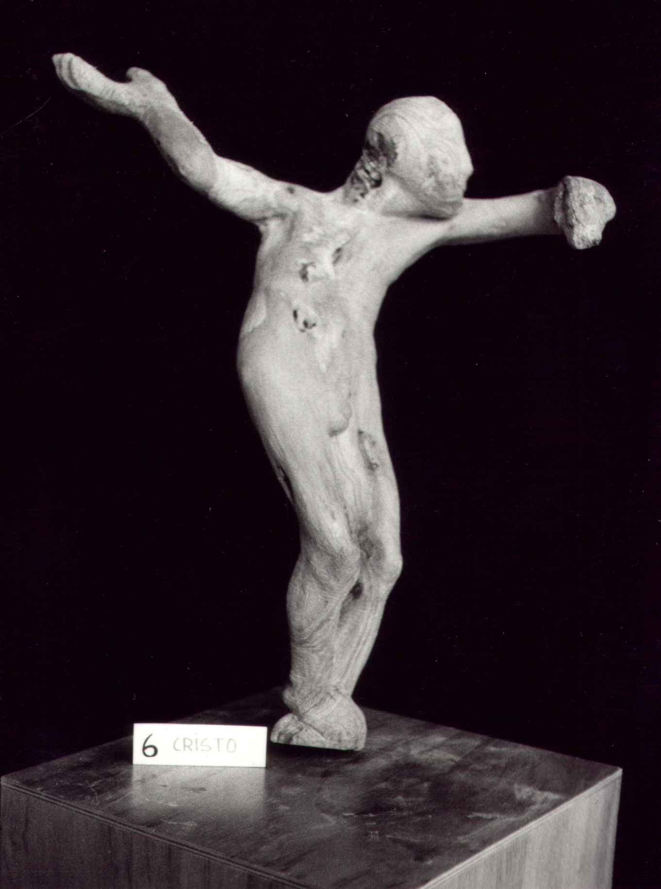 Crocifisso scolpito con braccia aperte