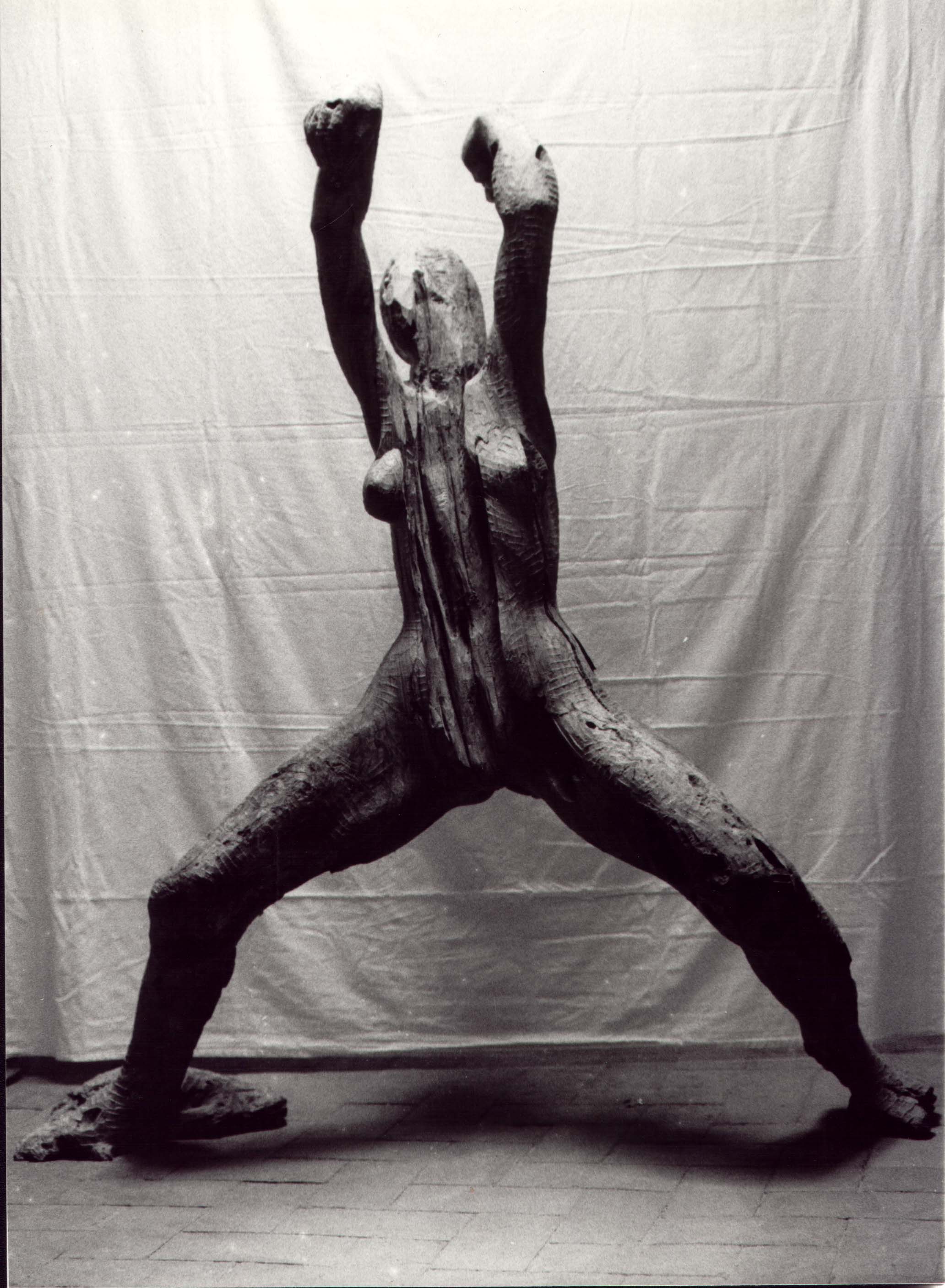 Scultura di gruppo con figure danzanti