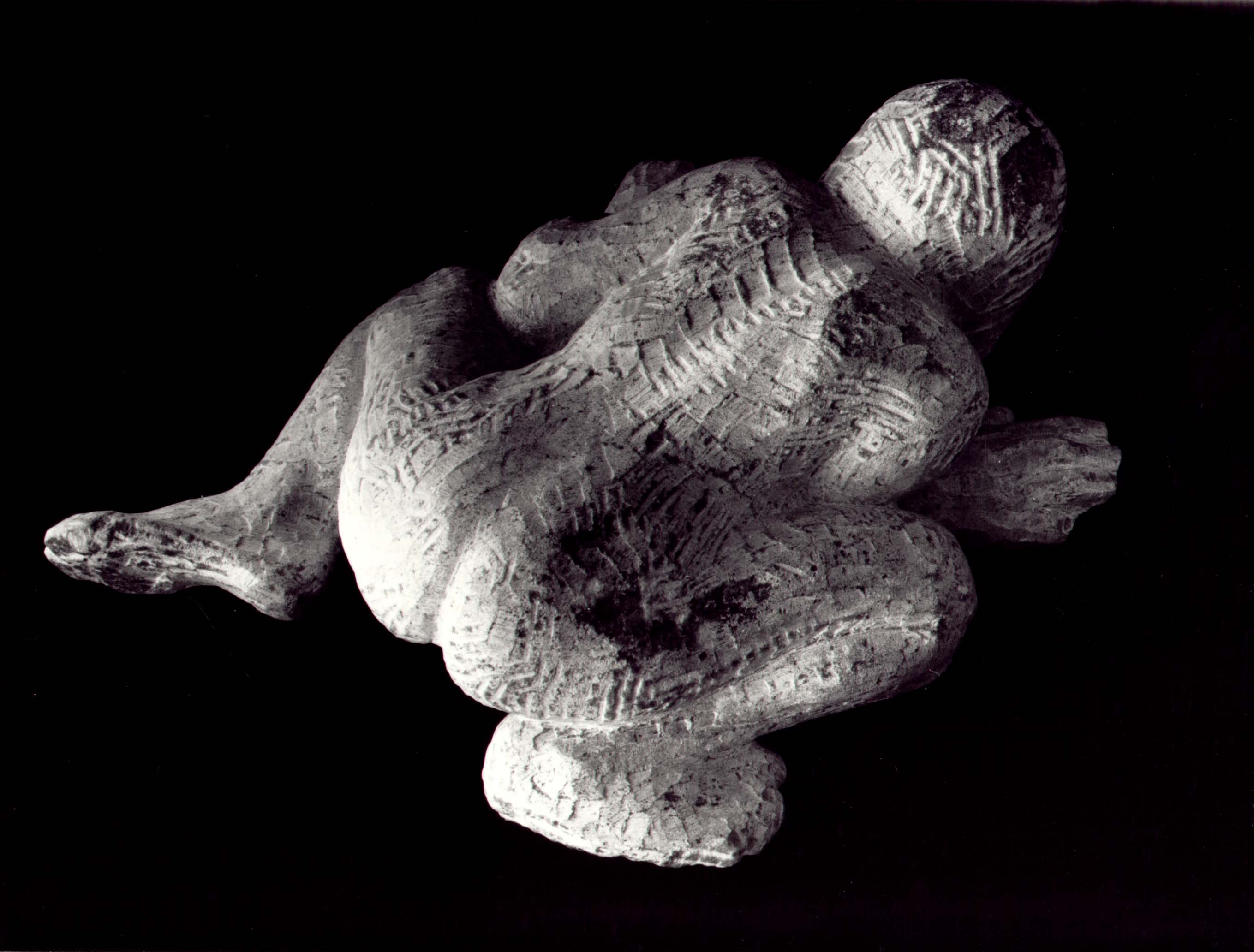 Figura femminile in posizione raccolta