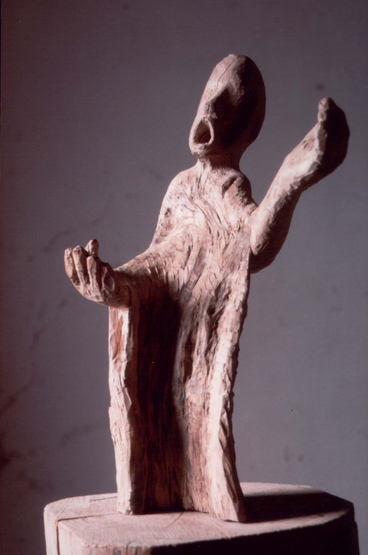 Scultura intitolata l'urlo, figura tesa verso l’alto