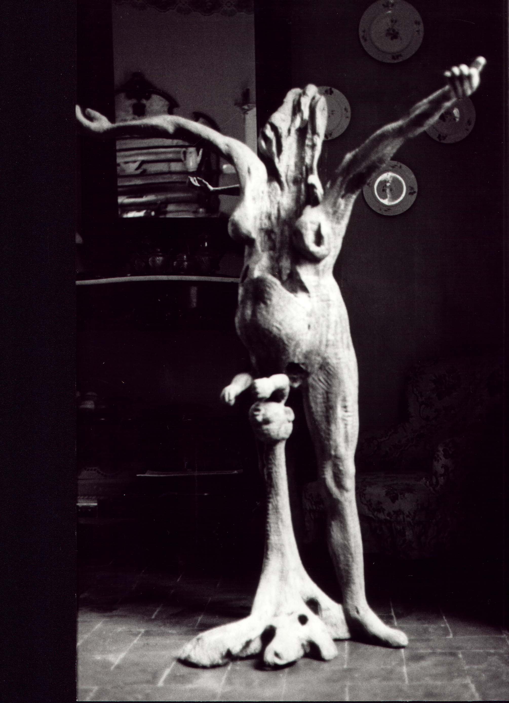 Scultura che evoca una nascita, figure raccolte attorno a un centro