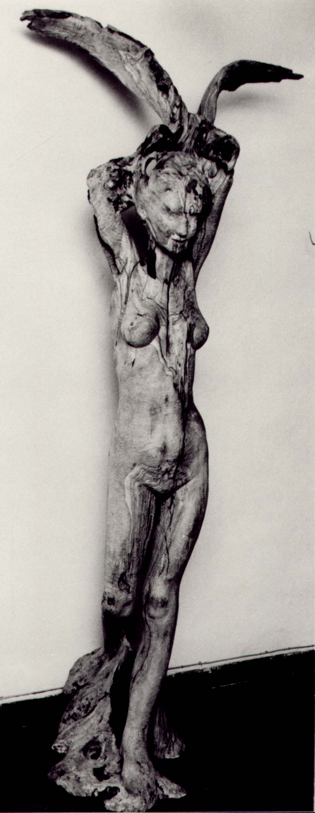Scultura di giovane donna con falco