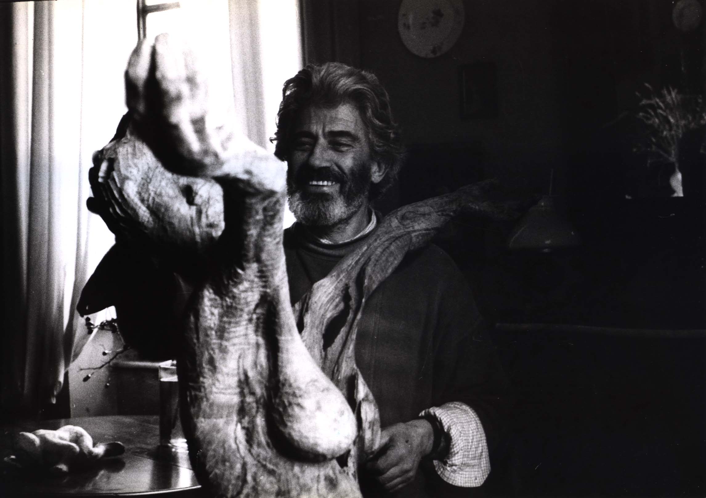 Scultura di Giorgio Piccini: figure che abbracciano un bambino, allegoria dell’umanità